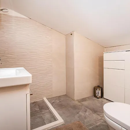 3 Bedroom Cozy Home In Razanac Ražanac