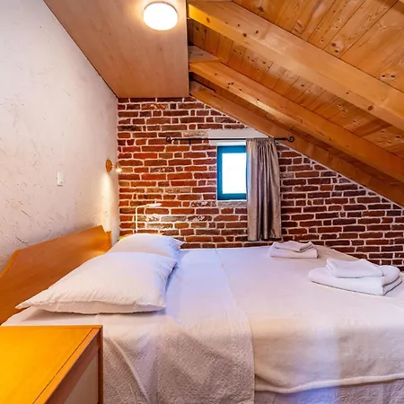 3 Bedroom Cozy Home In Razanac Hébergement de vacances *