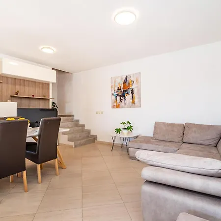 3 Bedroom Cozy Home In Razanac