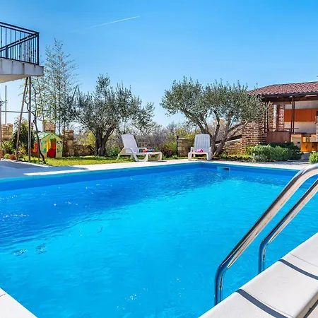 3 Bedroom Cozy Home In Razanac *