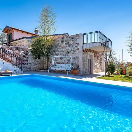 3 Bedroom Cozy Home In Razanac