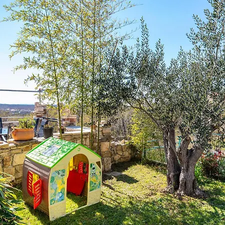 3 Bedroom Cozy Home In Razanac Hébergement de vacances Ražanac