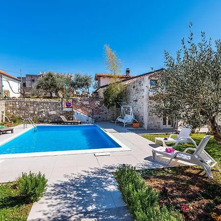 3 Bedroom Cozy Home In Razanac