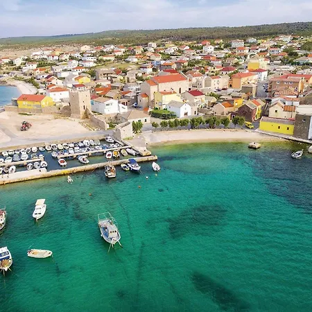 3 Bedroom Cozy Home In Razanac Hébergement de vacances Ražanac