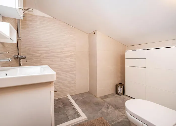 3 Bedroom Cozy Home In Razanac Ražanac