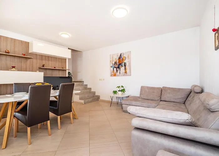 3 Bedroom Cozy Home In Razanac