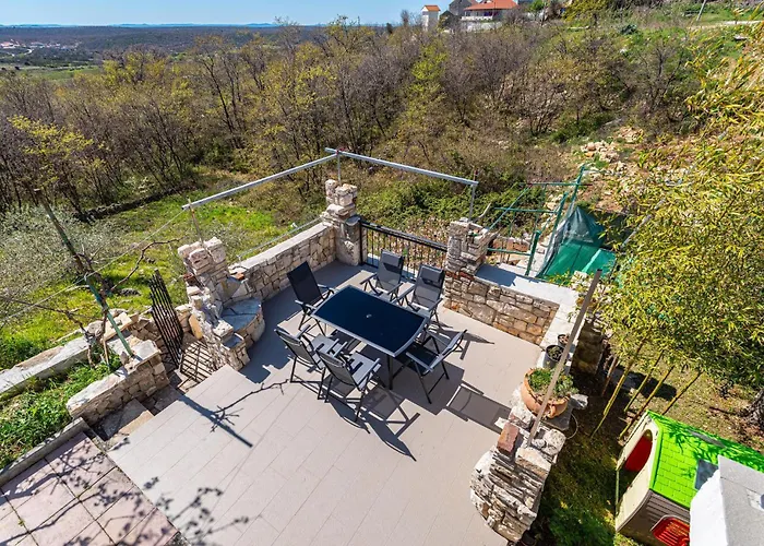 3 Bedroom Cozy Home In Razanac