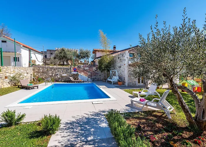 3 Bedroom Cozy Home In Razanac