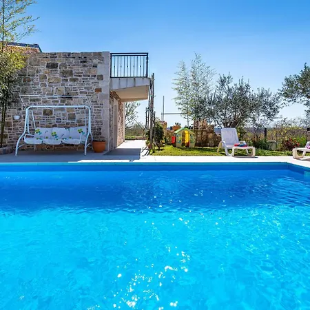 Amazing Home In Razanac Vakantiehuis