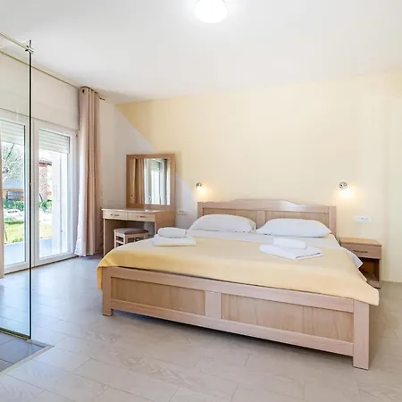 Amazing Home In Razanac Hébergement de vacances