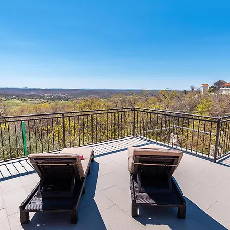 3 Bedroom Cozy Home In Razanac *