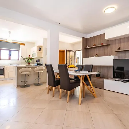 Amazing Home In Razanac