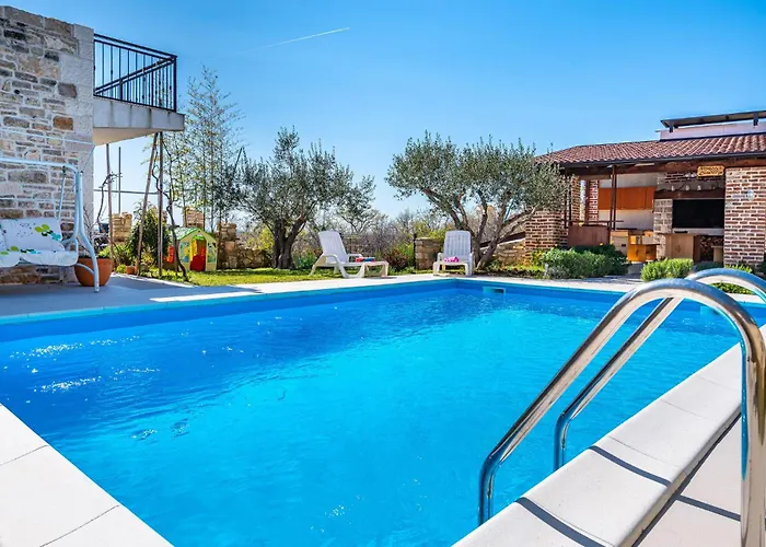 3 Bedroom Cozy Home In Razanac *