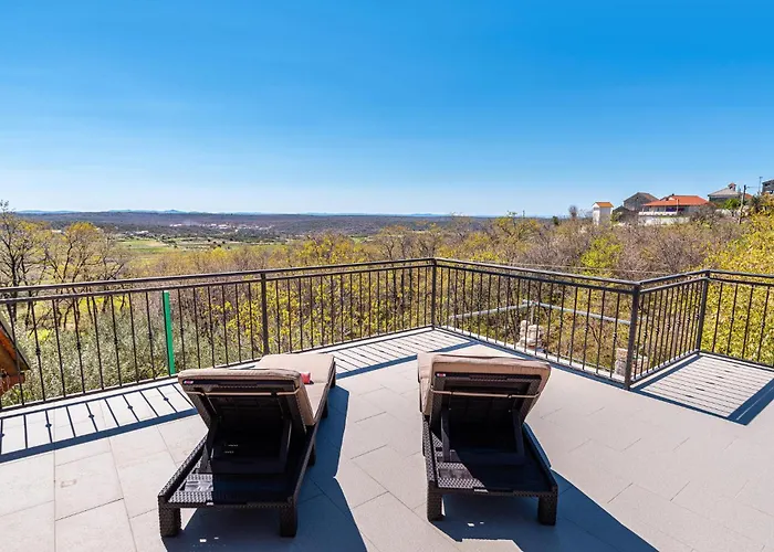 3 Bedroom Cozy Home In Razanac *