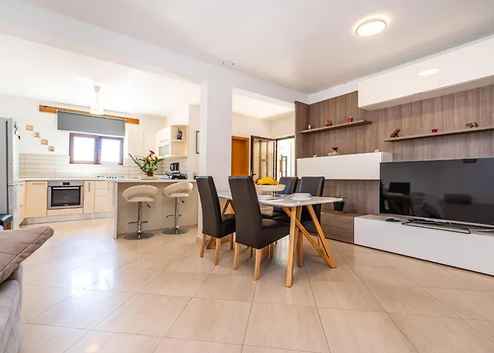 3 Bedroom Cozy Home In Razanac