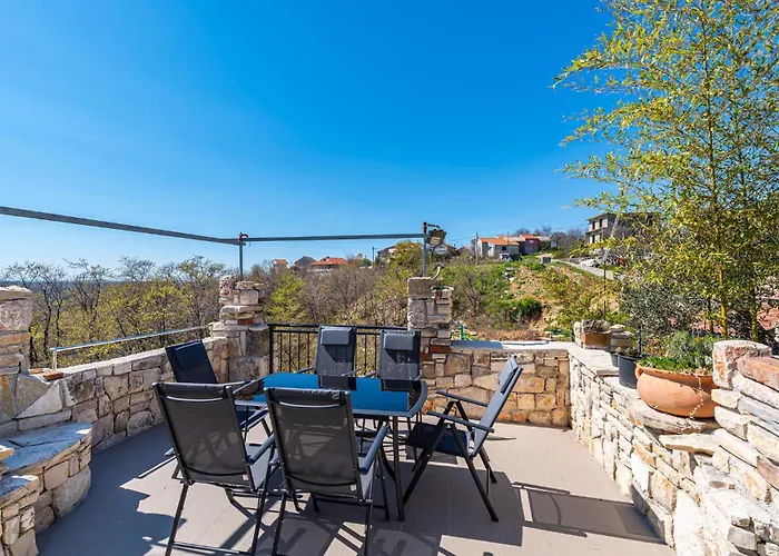 3 Bedroom Cozy Home In Razanac *