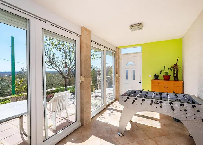 3 Bedroom Cozy Home In Razanac