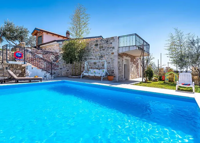 3 Bedroom Cozy Home In Razanac