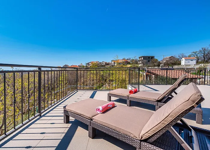 3 Bedroom Cozy Home In Razanac * Ражанац